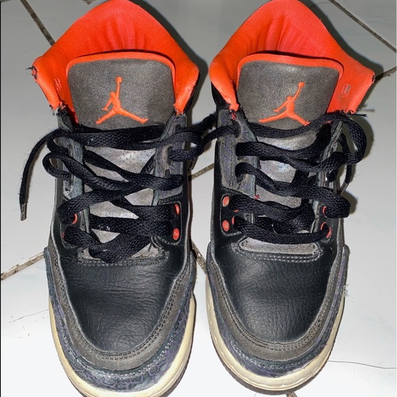 Air Jordans Crimson 3 - Picture 2 of 7